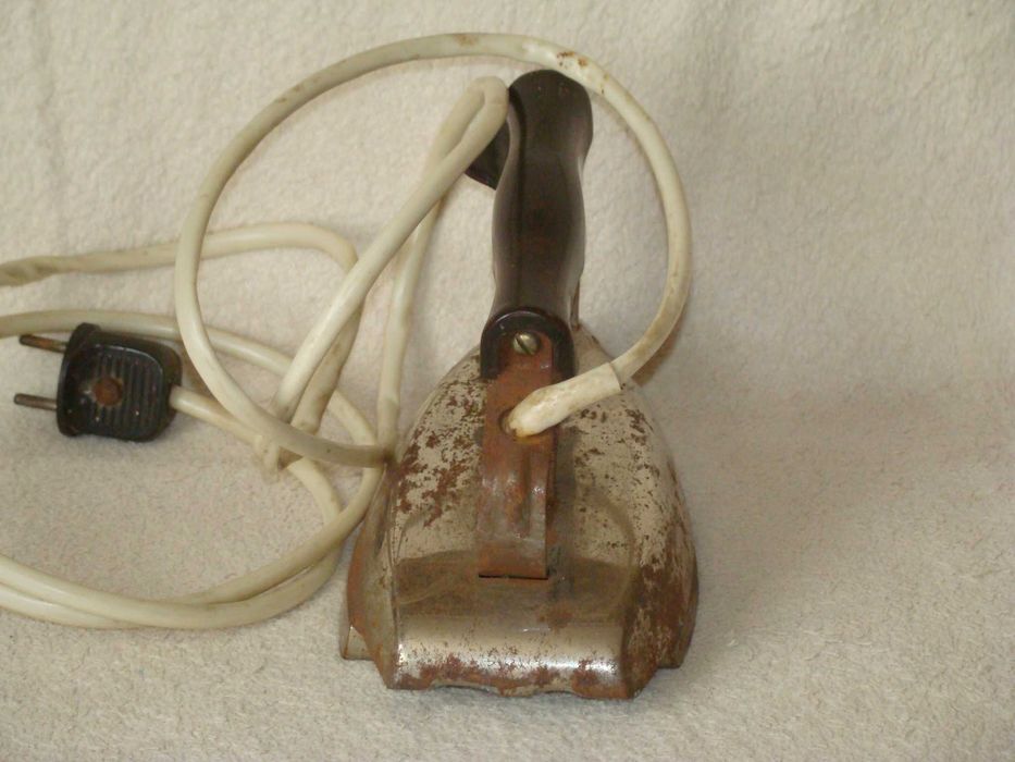 продам утюг ссср 1984 год тяжелый 1500 ватт  Б\У идеальное сосстояние