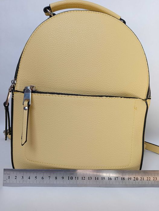 Новий жовтий рюкзак від Stradivarius зі штучної шкіри.