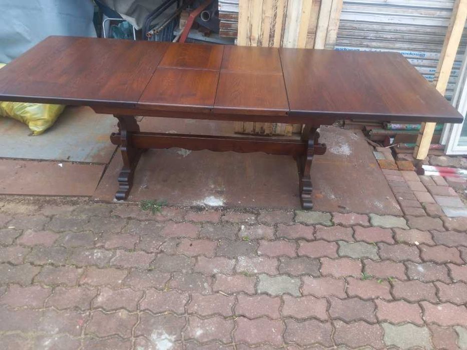 Duży ciemny drewniany stół.