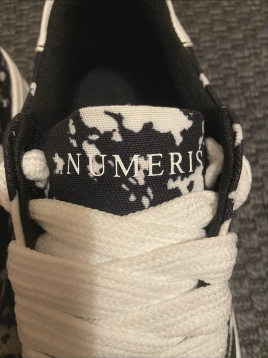 Numeris Black and White