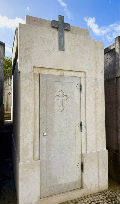 Jazigo familiar – 7 lugares – Cemitério do Alto de São João – 30.000 €