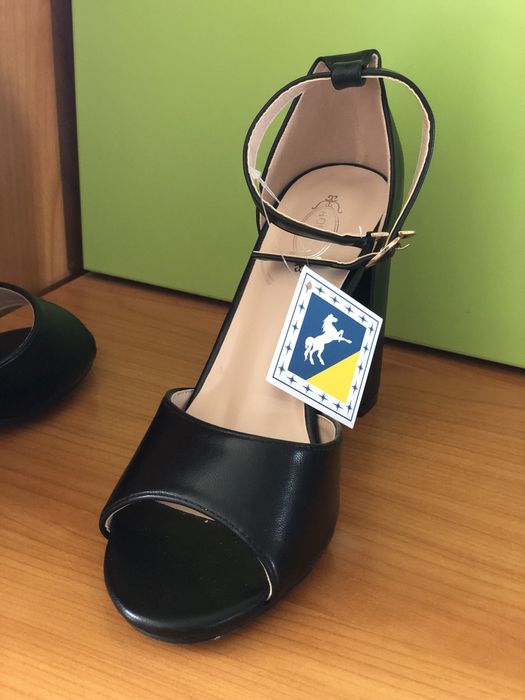 Босоножки  , черного цвета на каблуке