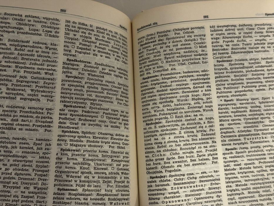 Słownik wyrazów bliskoznacznych / red. Stanisław Skorupka