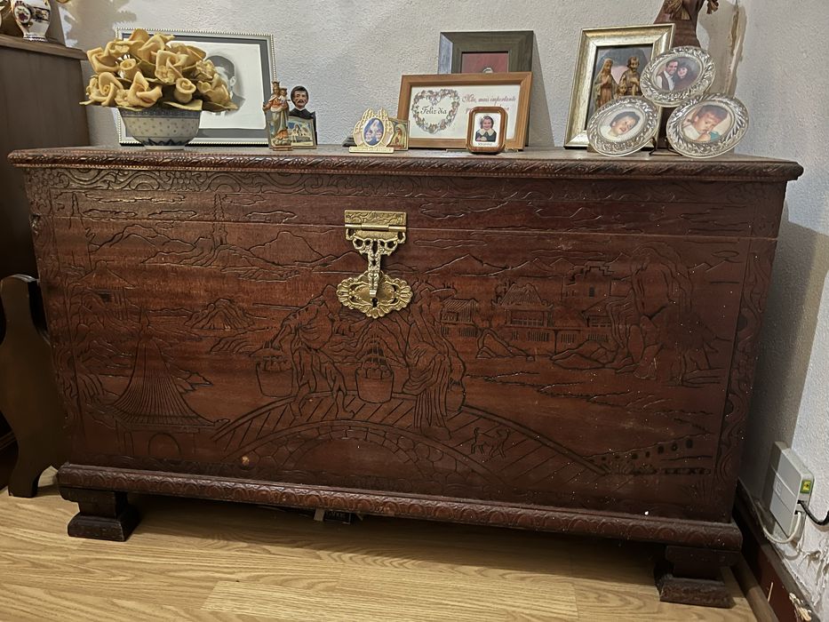 Baú antigo com detalhes