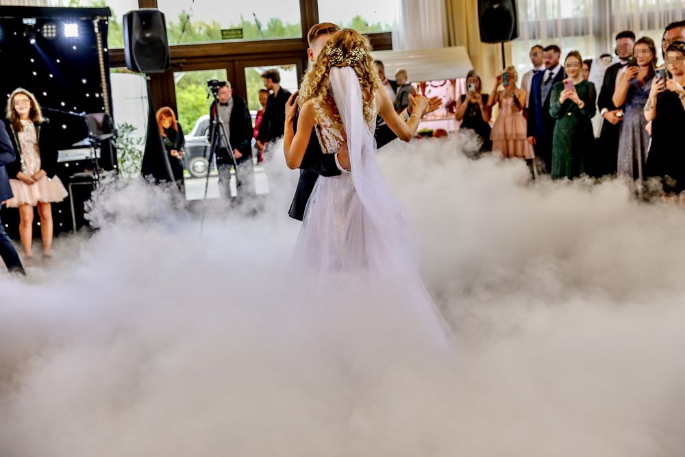 Napis miłość, taniec w chmurach, ciężki dym, fontanna iskier