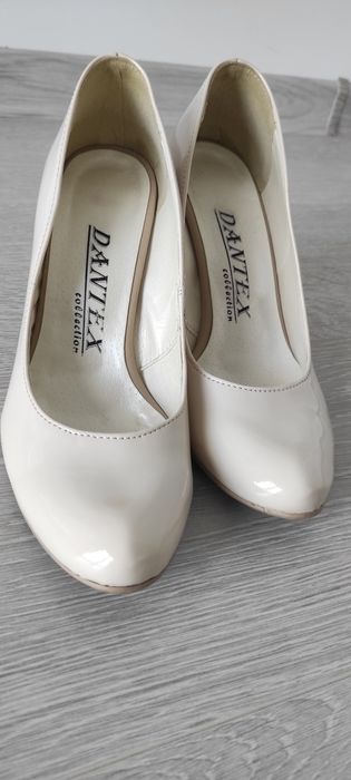 Lakierki szpilki/obcas kremowe/beżowe 38