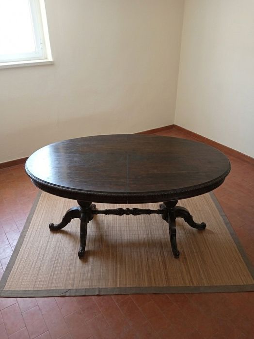 Mesa de jantar em madeira