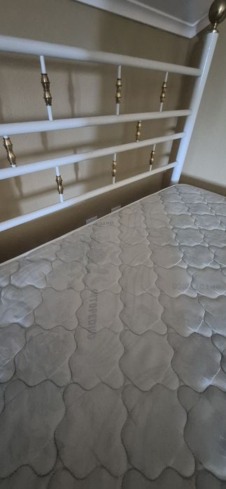 Cama de ferro branca