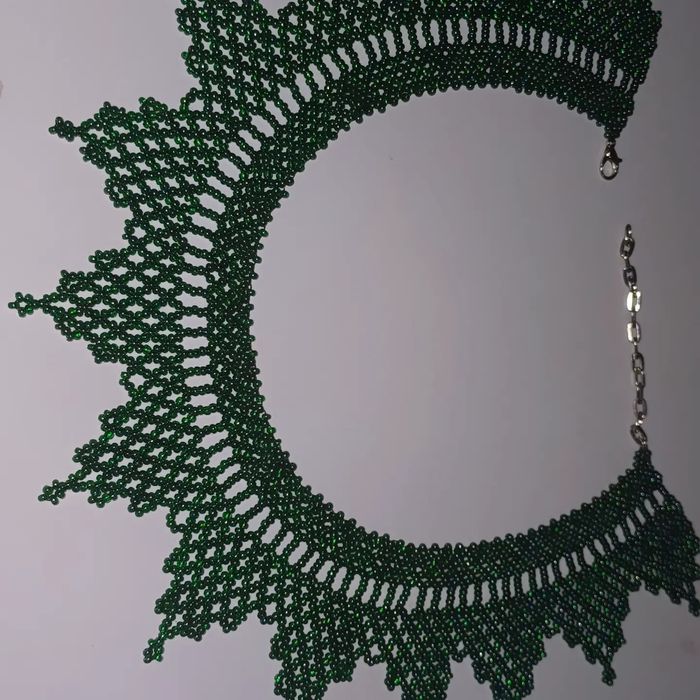 Вишукана силянка , смарагдового кольору.