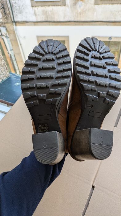 Botas novas em camurça castanha – estilo Chelsea