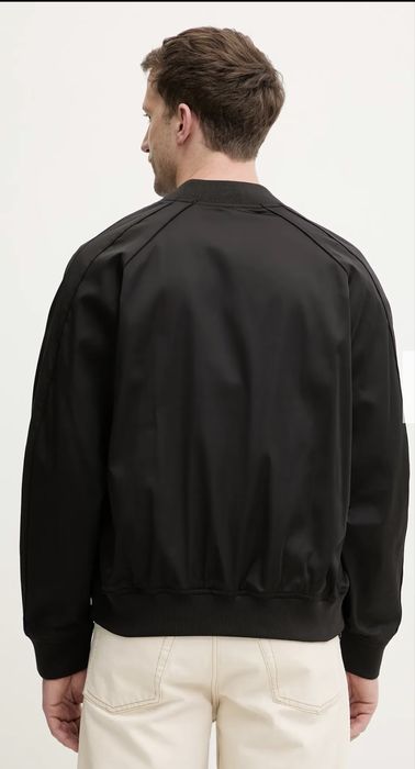 Armani Бомбер новий з бірками на весну