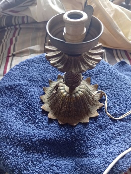 Abajur de mesa em latão maciço