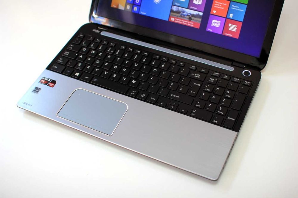 Laptop Toshiba SSD AMD Quad A8 2,5GHz RAM 8GB Ati HD 15'6" Gwarancja