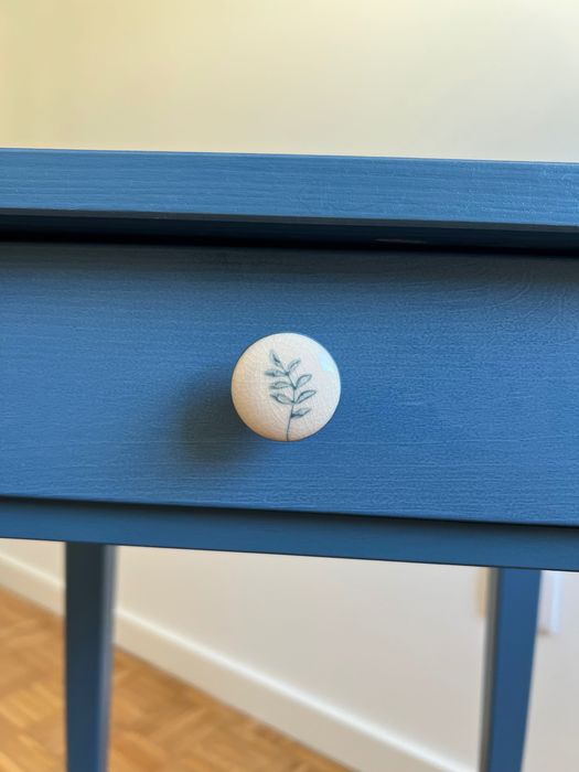 Mesa de cabeceira IKEA HEMNES azul com puxador ZARA HOME