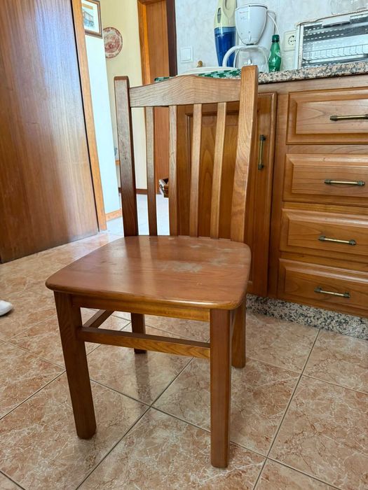 Mesa com tampo de granito e 6 cadeiras, tudo em cerejeira