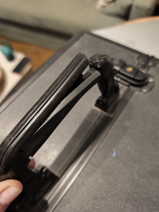 Kufer z akcesoriami do hybrydy