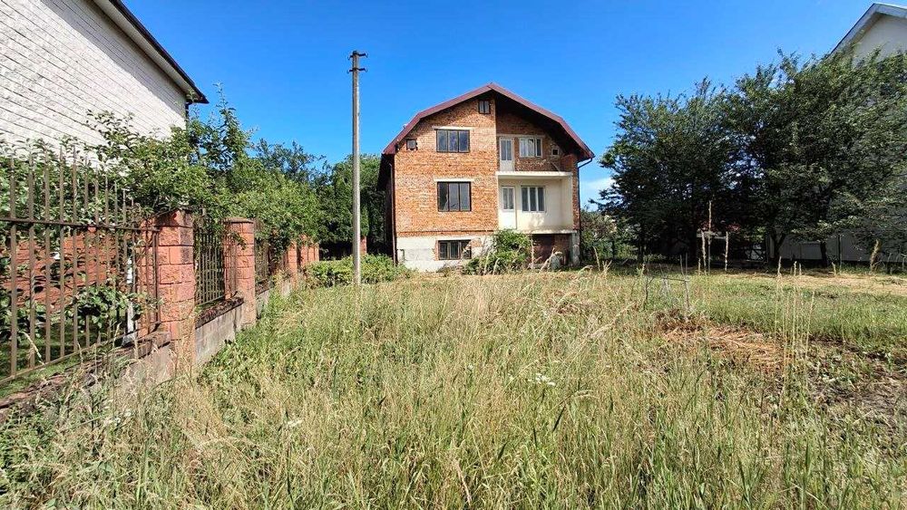 Продаж будинку в центрі Надвірної, 286м2, 16,6 соток, комунікації, асфальт, будинки