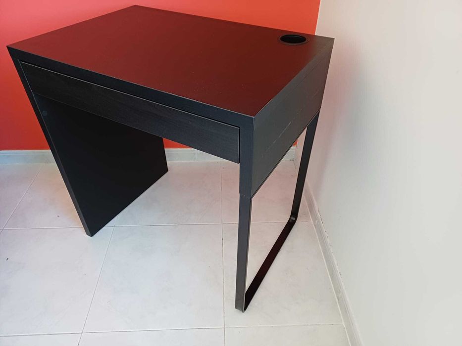 Secretária modelo Ikea