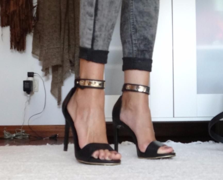 Sapatos elegantes Mango com pulseira dourada espelhada