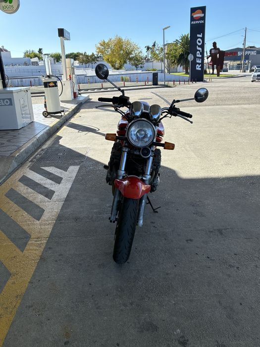 Vendo Suzuki Bandit 600. Tem potencia de 57 kw. Necessita categoria A na carta de conduçao