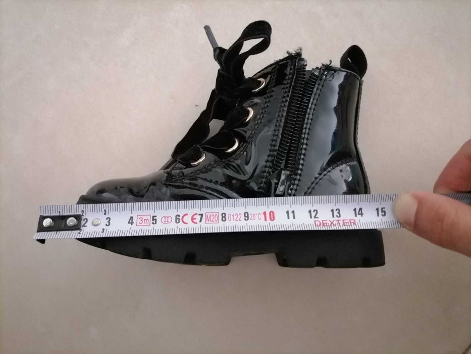 Dois pares de Botas para Criança (Tamanho 22) – Como Novas