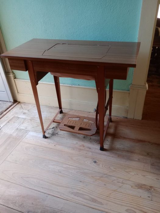 Máquina de Costura Marca Alfa - IMPECÁVEL