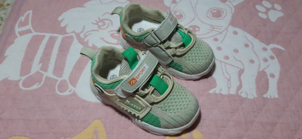 Кросівки на хлопчика або дівчинку 24 р.