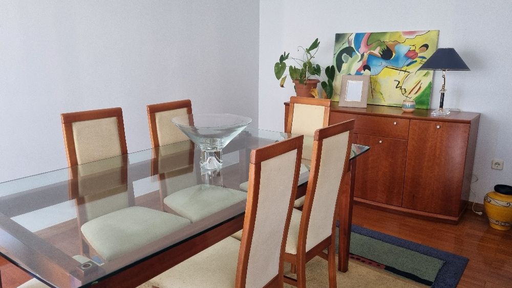 Mesa vidro com estrutura madeira e seis cadeiras