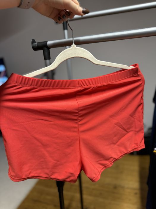 Strój kąpielowy jest bardzo ładny