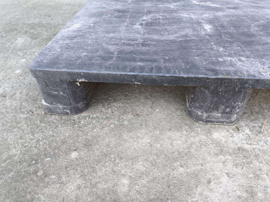 Palety plastikowe pełne 120/100cm