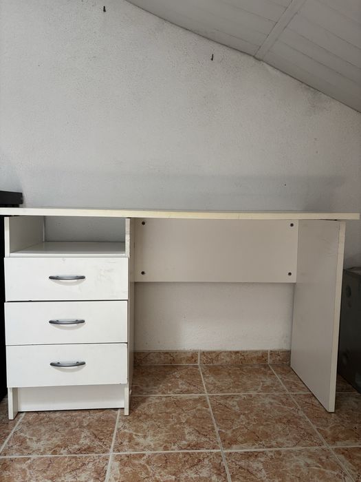 Secretaria com varias marcas de uso