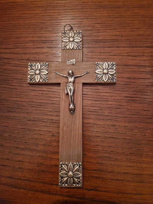 Crucifixo madeira com Jesus em prata