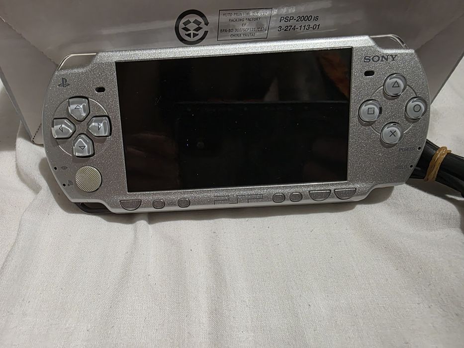PSP 2000 ICE SILVER slim&lite