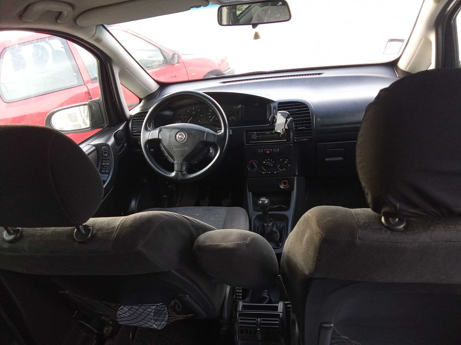 OPEL ZAFIRA bem conservado
