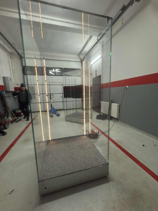 Gablota szklana z podświetleniem LED