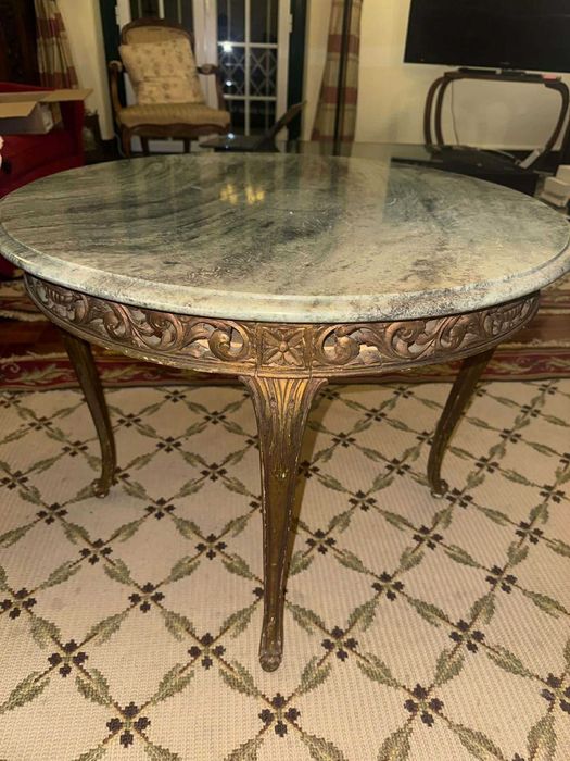 Mesa redonda em madeira e marmore