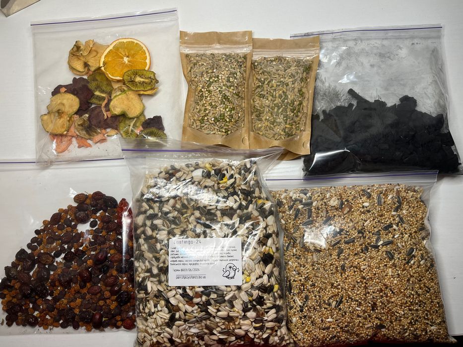 Корм та смаколики для папуг