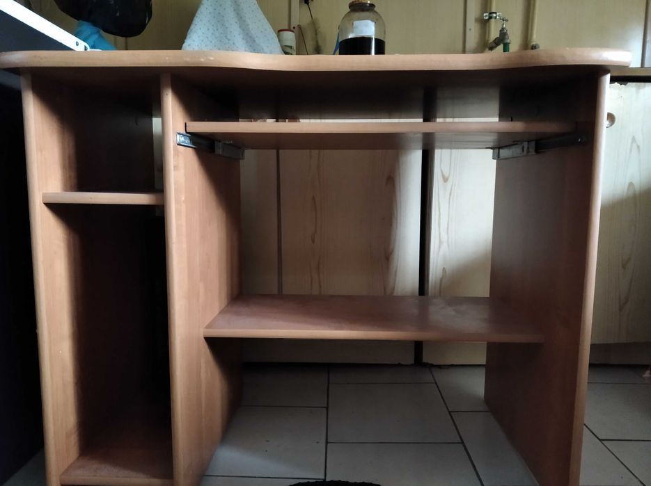 Dwa biurka komputerowe