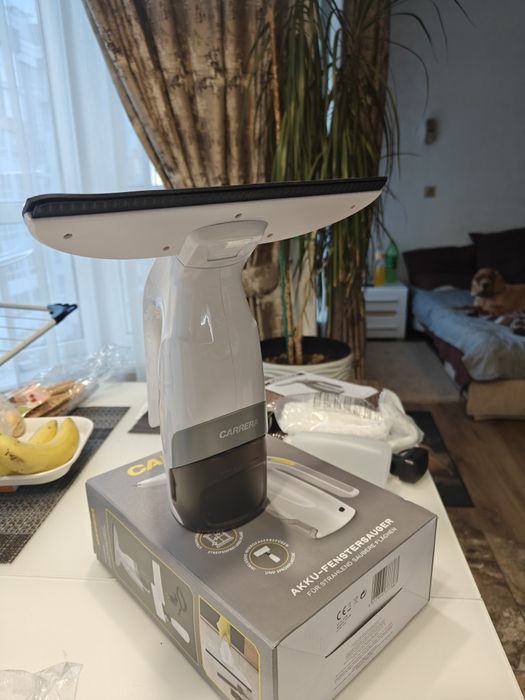 Акумуляторний віконний пилосос Carrera