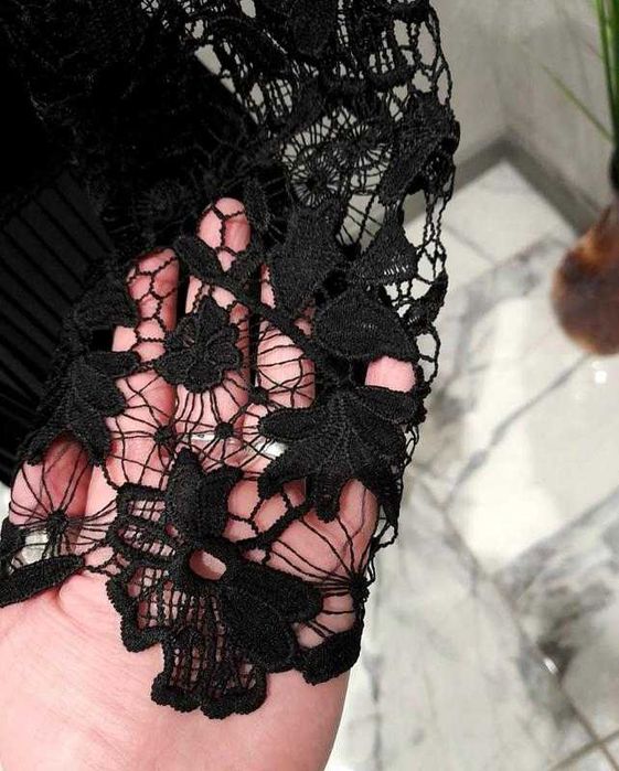 Платье кружевное; юбка плиссе; 
ZARA