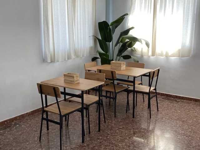 Mesa para 4 e 2 cadeiras, perfeita para restaurantes e bares