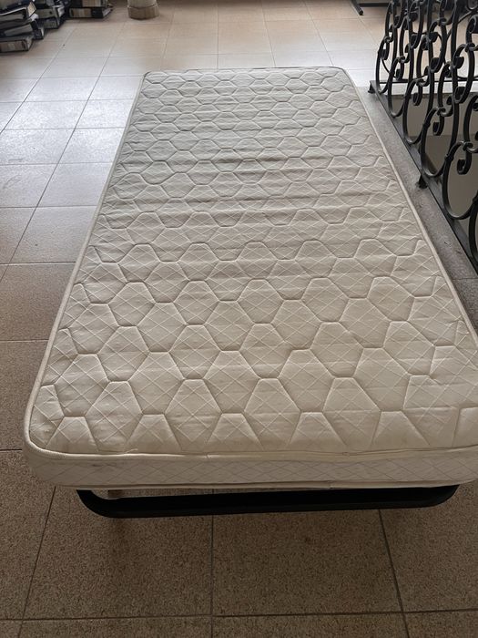Cama de solteiro com colção
