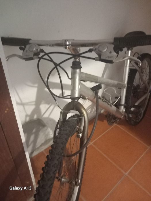 Bicicleta usada mas a funcionar bem