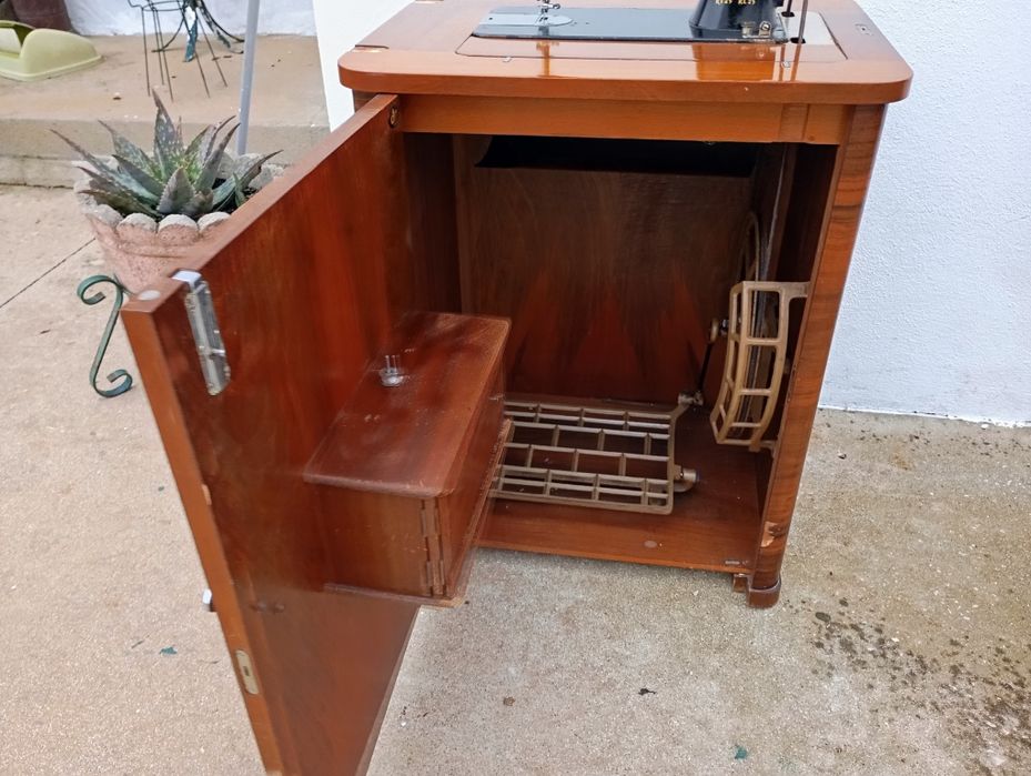 Máquina costura marca Rena a funcionar