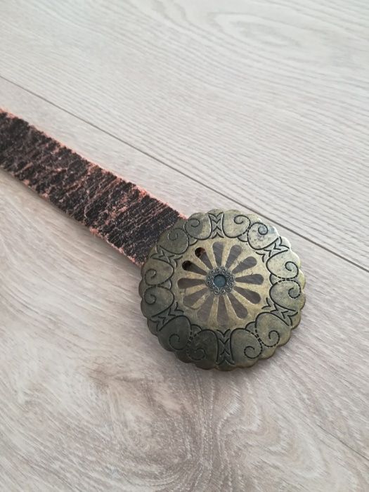 Pasek skórzany z ozdobną klamrą