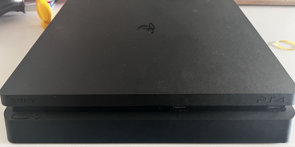 Playstation 4 Slim + gry oraz ładowarka do padów