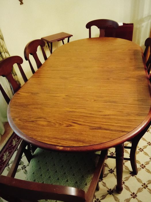 Negociável - Mesa muito boa  com 4 cadeiras
