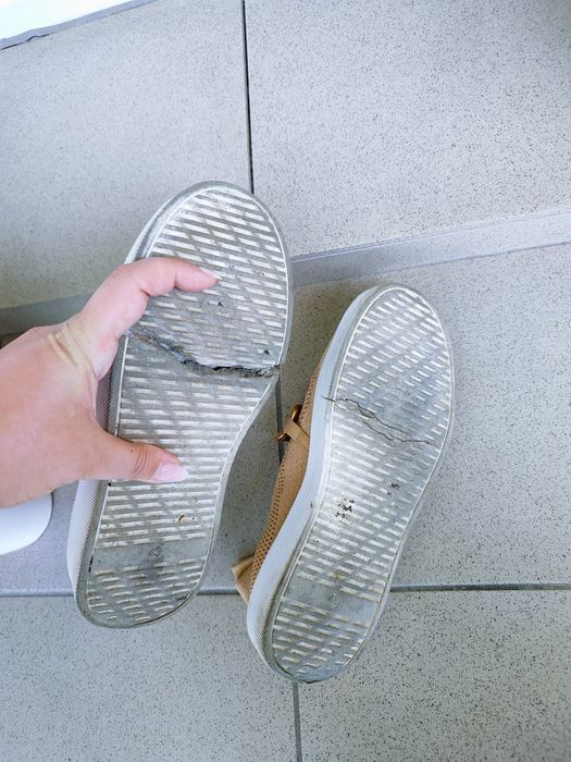 Beżowe sneakersy z siateczki z ozdobnym złotym łańcuchem stylowe