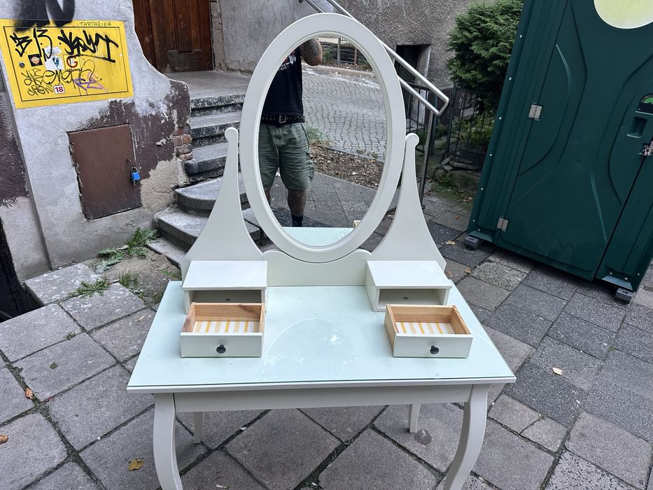 Toaletka biala z lustrem