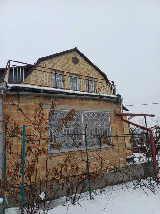 Продається 2-поверховий цегляний будинок м. Тараща